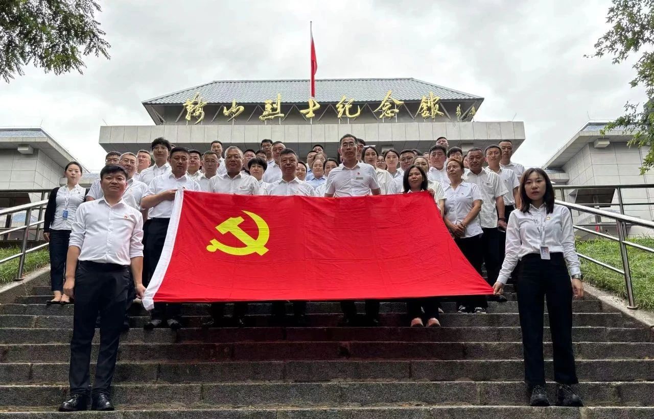 鞍勤集團(tuán)、公服集團(tuán)開展“憶初心、強(qiáng)黨性、轉(zhuǎn)作風(fēng)、建新功”慶“七·一”主題黨日活動(dòng)